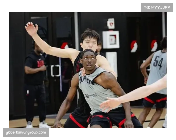 杨瀚森建议比卢普斯围绕双塔为核心进行化学反应式优化